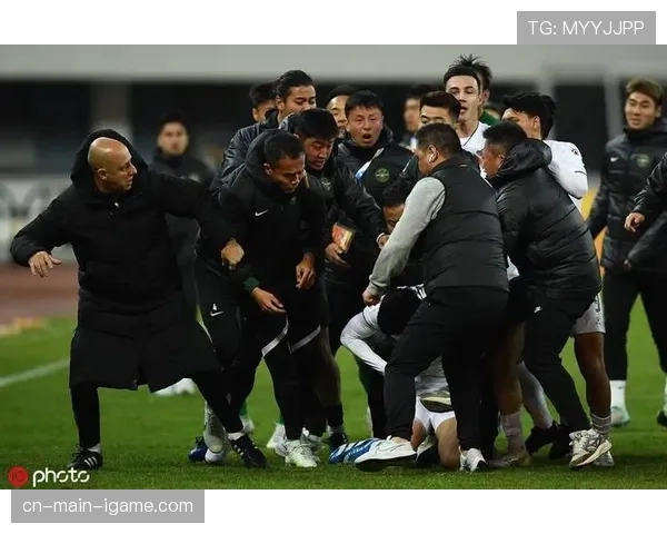 双方球员发生冲突，两队队长上前平息事态